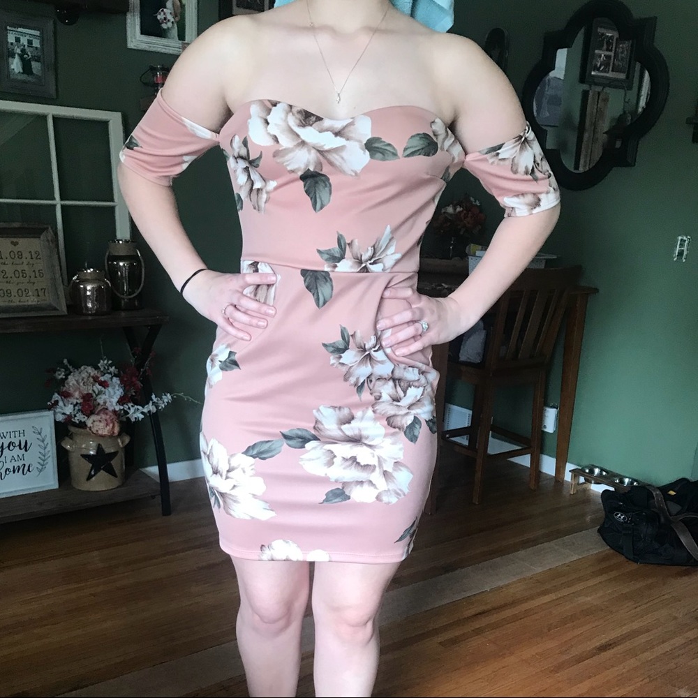 NEW WITH TAGS 👏🏻 Mauve Floral Dress 🌸